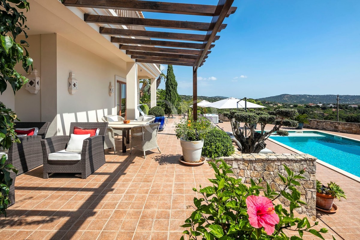 A Stylish 4-Bedroom Villa Situated on an Elevated Plot Near Loulé