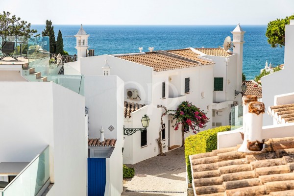 Charming 3-Level Townhouse with Sea Views in Vale do Lobo