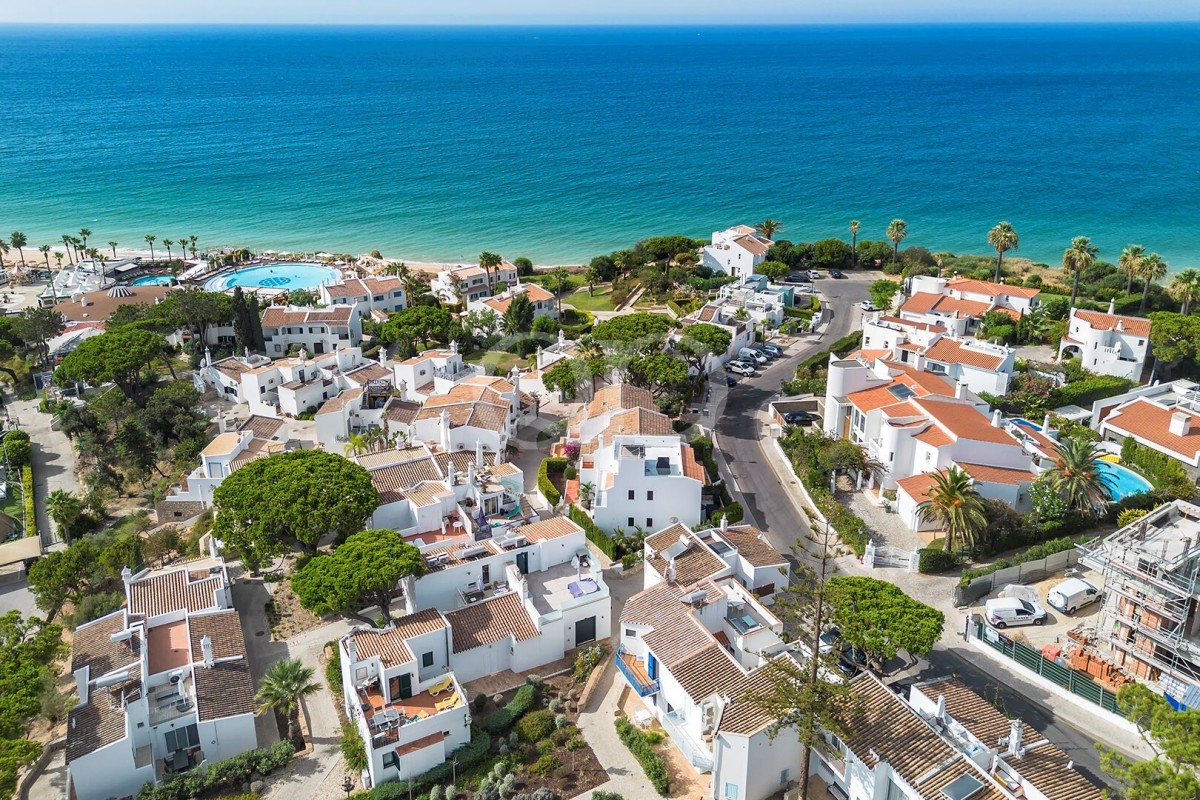 Charming 3-Level Townhouse with Sea Views in Vale do Lobo