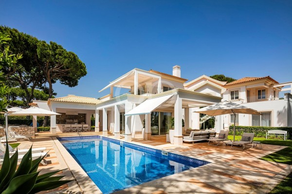 Breathtaking 4-Bedroom Villa in Quinta do Lago