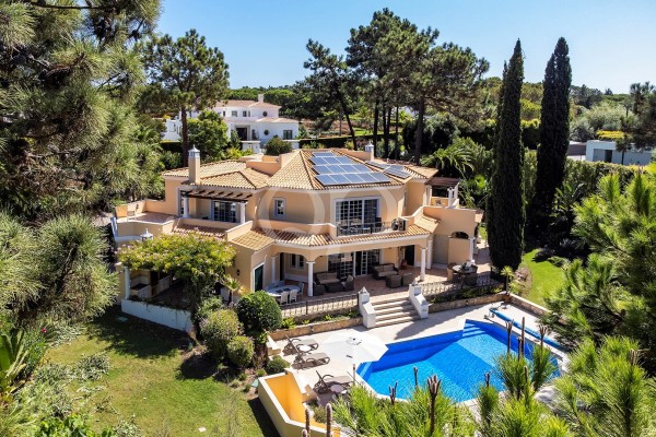 A Truly Spectacular Family House in the Residential Area of Monte Golfe within Quinta do Lago