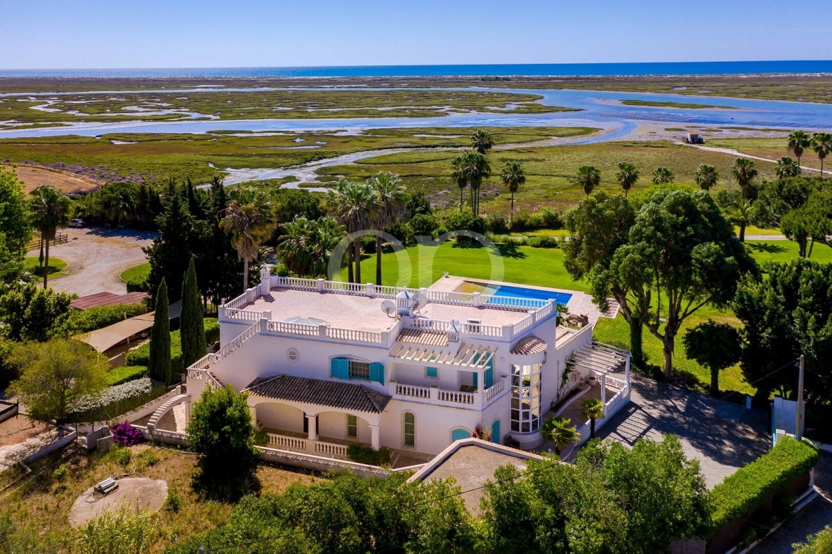 Prestigious 5-Bedroom Estate with Breathtaking Views of the Ria Formosa