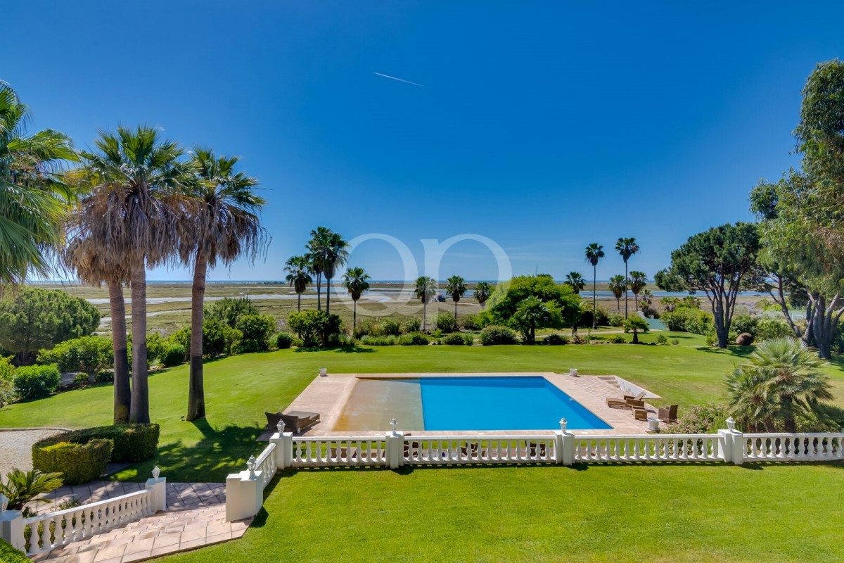 Prestigious 5-Bedroom Estate with Breathtaking Views of the Ria Formosa
