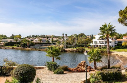 Stylish Apartment with Lake Views in Quinta do Lago