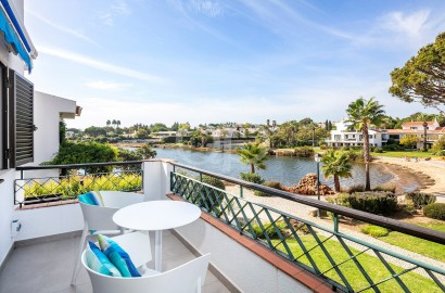 Stylish Apartment with Lake Views in Quinta do Lago