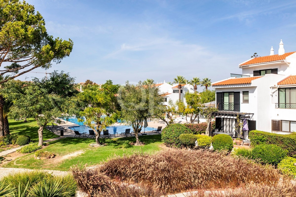 Stylish Apartment with Lake Views in Quinta do Lago