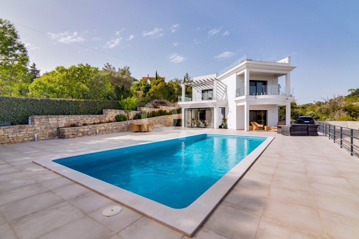 Modern 4-Bedroom Villa with Panoramic Ocean and Country Views in Loulé