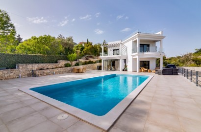 Modern 4-Bedroom Villa with Panoramic Ocean and Country Views in Loulé