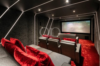 A luxurious south-facing property wonderfully located in Quinta do Lago