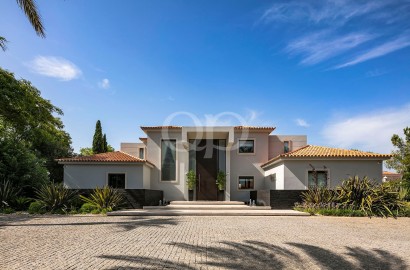 A luxurious south-facing property wonderfully located in Quinta do Lago
