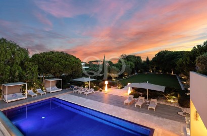 A luxurious south-facing property wonderfully located in Quinta do Lago