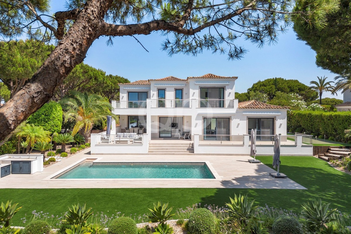 Stunning 4-Bedroom Luxury Villa Overlooking San Lorenzo Golf Course