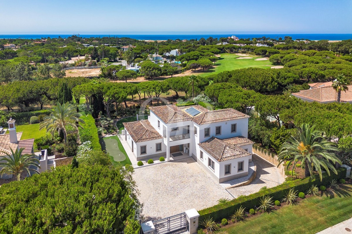 Stunning 4-Bedroom Luxury Villa Overlooking San Lorenzo Golf Course