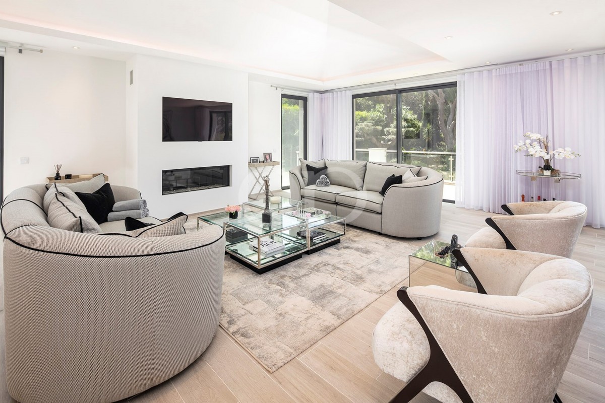 Stunning 4-Bedroom Luxury Villa Overlooking San Lorenzo Golf Course