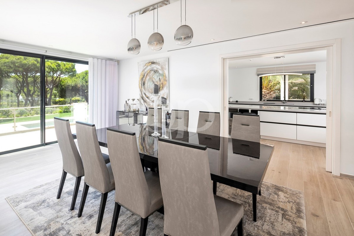 Stunning 4-Bedroom Luxury Villa Overlooking San Lorenzo Golf Course