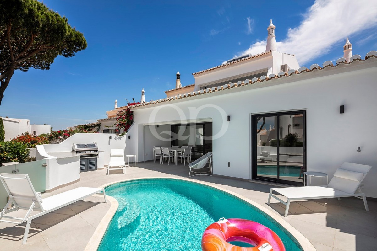 Modern 3-Bedroom Townhouse with Sea Views in Vale do Lobo