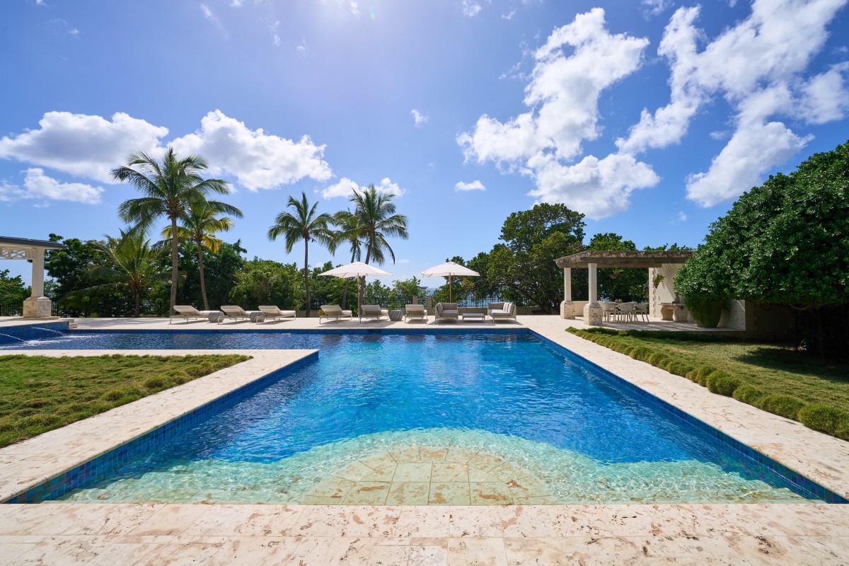 Beachfront Villa 'Rolling Reef' in the Caribbean