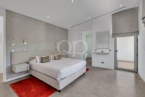 Moradia contemporânea com vista para o campo de golfe da Quinta do Lago - QP Savills