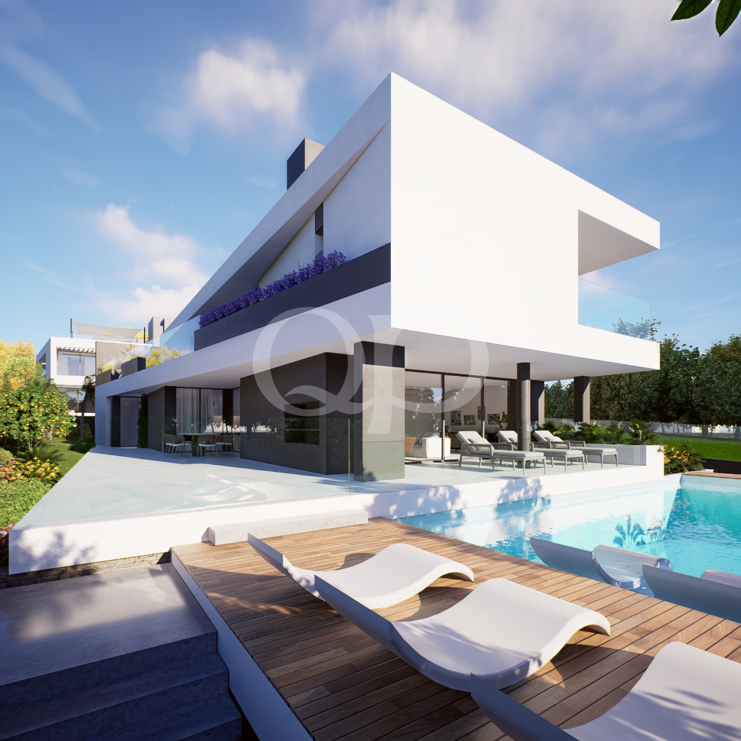 Maison moderne blanche aux lignes angulaires, avec une piscine, une terrasse en bois et des chaises longues blanches au premier plan, par une journée ensoleillée.