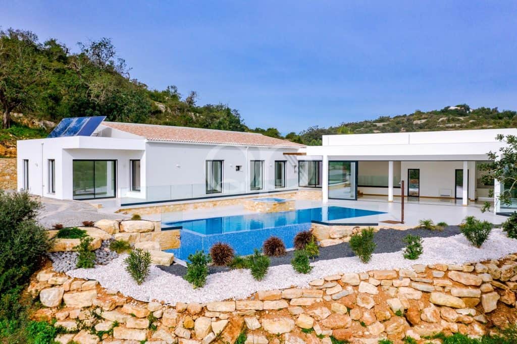 Moderne Villa mit 4 Schlafzimmern in Hanglage und malerischem Blick auf die Landschaft1