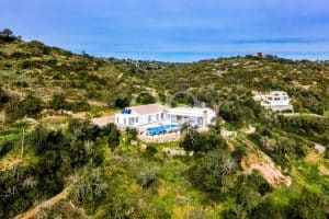 Moderne Villa mit 4 Schlafzimmern in Hanglage und malerischem Blick auf die Landschaft3