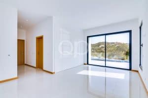 Moderne Villa mit 4 Schlafzimmern in Hanglage und malerischem Blick auf die Landschaft35