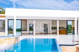 Moderne Villa mit 4 Schlafzimmern in Hanglage und malerischem Blick auf die Landschaft48