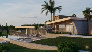 Moradia moderna de um piso, com paredes de vidro, palmeiras e uma piscina retangular num jardim bem cuidado.