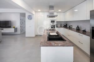 Moradia com vista para o mar nas colinas da Goldra - QP Savills