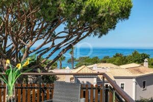 Stadthaus mit Dachterrasse und Meerblick in Vale do Lobo - QP Savills