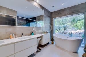 Contemporary 3-Bedroom Villa with Panoramic Ocean Views in Goldra36