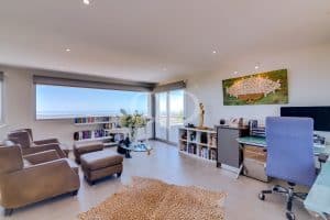Contemporary 3-Bedroom Villa with Panoramic Ocean Views in Goldra48