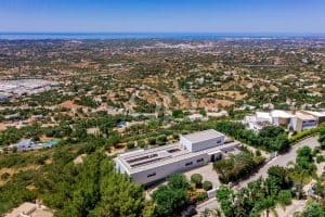 Contemporary 3-Bedroom Villa with Panoramic Ocean Views in Goldra5