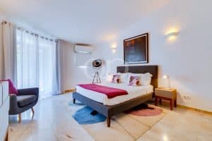 Exceptional 6 to 8-Bedroom Estate in the Golden Triangle33