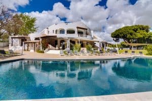 Exceptional 6 to 8-Bedroom Estate in the Golden Triangle9