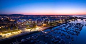 Vista da marina à noite