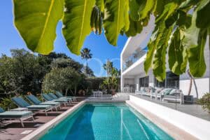 Moradia costeira remodelada entre Quinta do Lago e Vale do Lobo - QP Savills