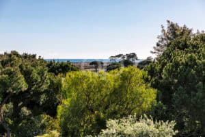 Moradia costeira remodelada entre Quinta do Lago e Vale do Lobo - QP Savills