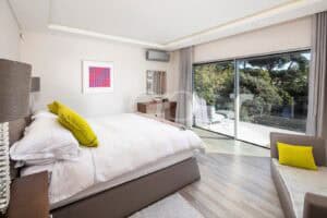 Moradia costeira remodelada entre Quinta do Lago e Vale do Lobo - QP Savills