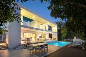 Moradia costeira remodelada entre Quinta do Lago e Vale do Lobo - QP Savills