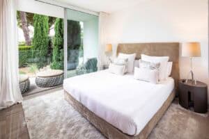 Impressionante moradia à beira do lago na Quinta do Lago, Algarve - QP Savills
