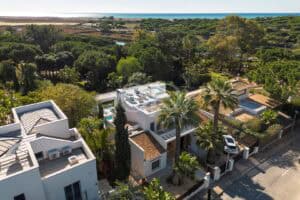 Moradia costeira remodelada entre Quinta do Lago e Vale do Lobo - QP Savills