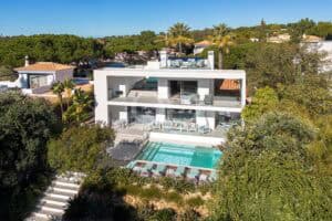 Moradia costeira remodelada entre Quinta do Lago e Vale do Lobo - QP Savills