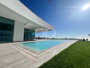 Terrain spacieux avec vue imprenable sur la mer à Luz, Portugal - QP Savills