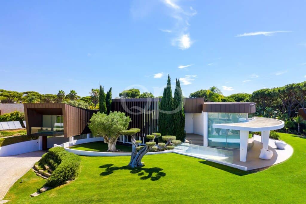 Impressive and modern 6-bedroom villa in Vilamoura7