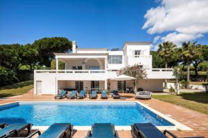Villa spacieuse avec court de tennis, Algarve - QP Savills