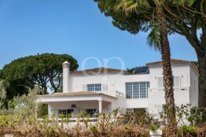 Villa spacieuse avec court de tennis, Algarve - QP Savills