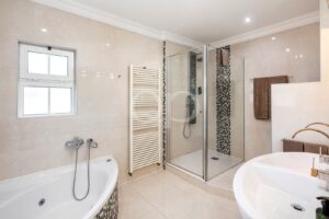 Villa spacieuse avec court de tennis, Algarve - QP Savills