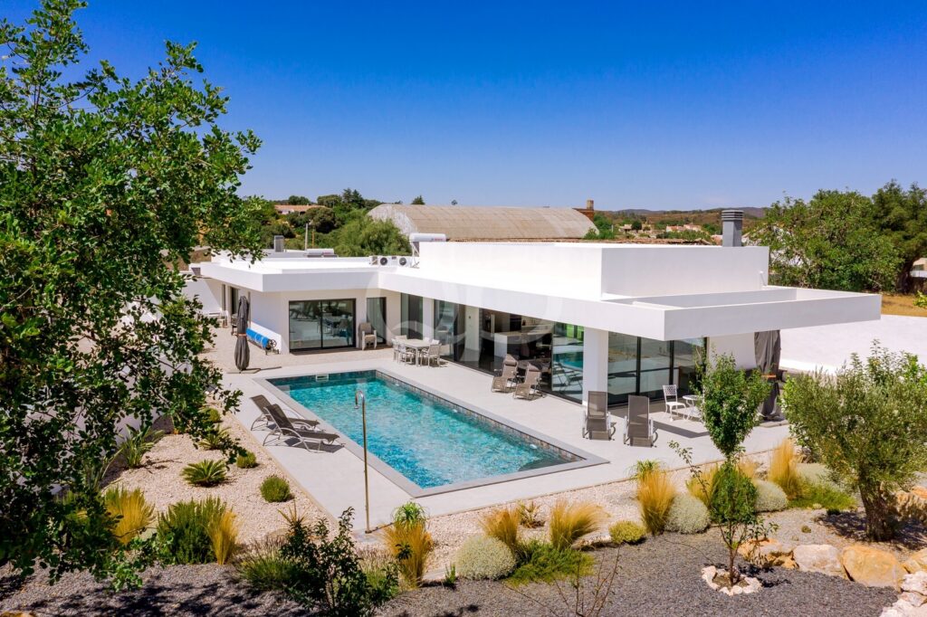 Contemporary 4-Bedroom Villa in Sa_âo Bra_üs de Alportel2