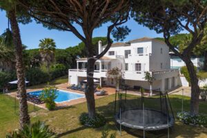 Villa spacieuse avec court de tennis, Algarve - QP Savills